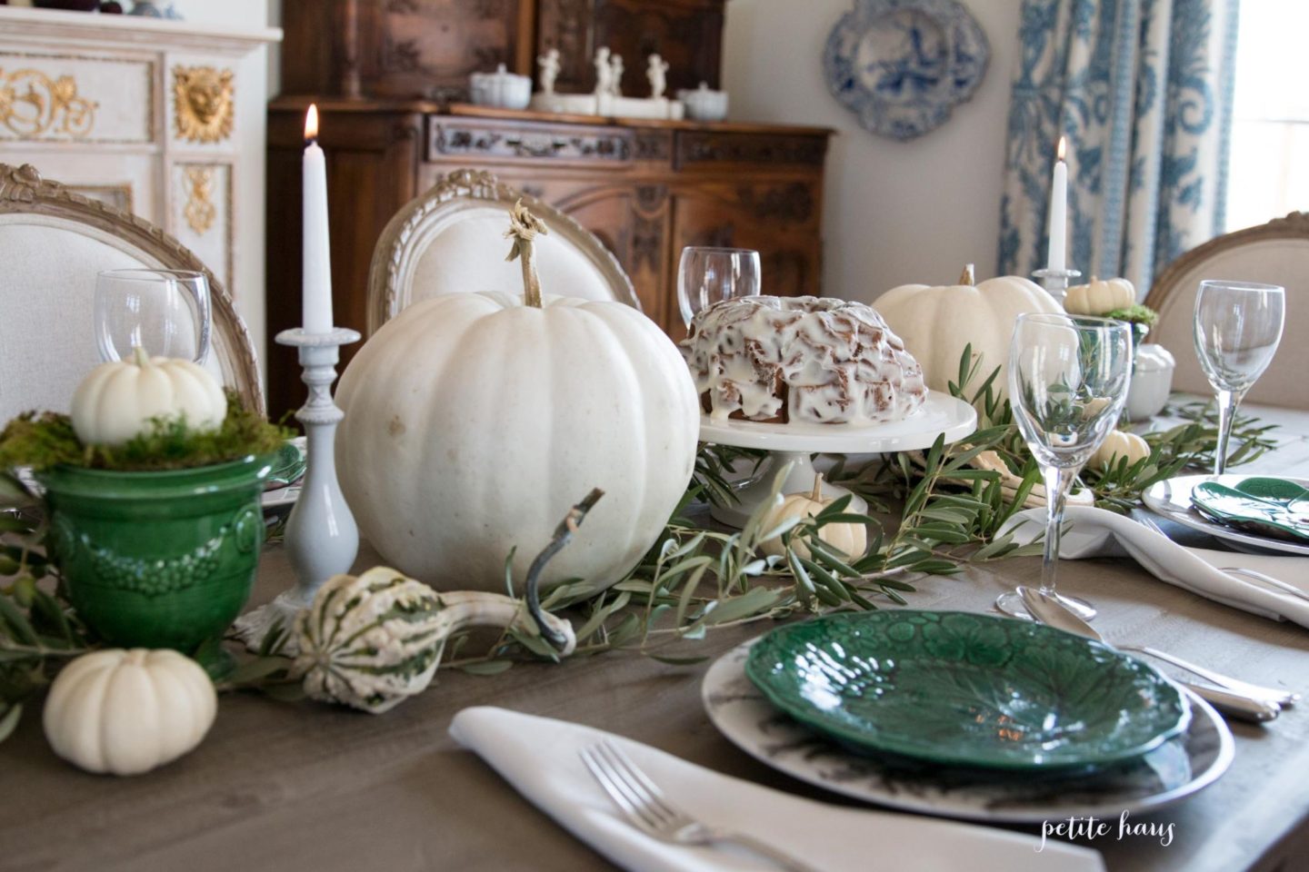 Fall Thanksgiving table #tabledecorations #tablescapes #tabledecor #tablecenterpieces #tablesettingideas #falltablesettings #farmhousetablesettings #autumntablescapes #casualtablesettings #beautifultablesettings #uniquetablescapes #neutraltablescapes #thanksgivingtablesettings #dinnertpartytablescapes