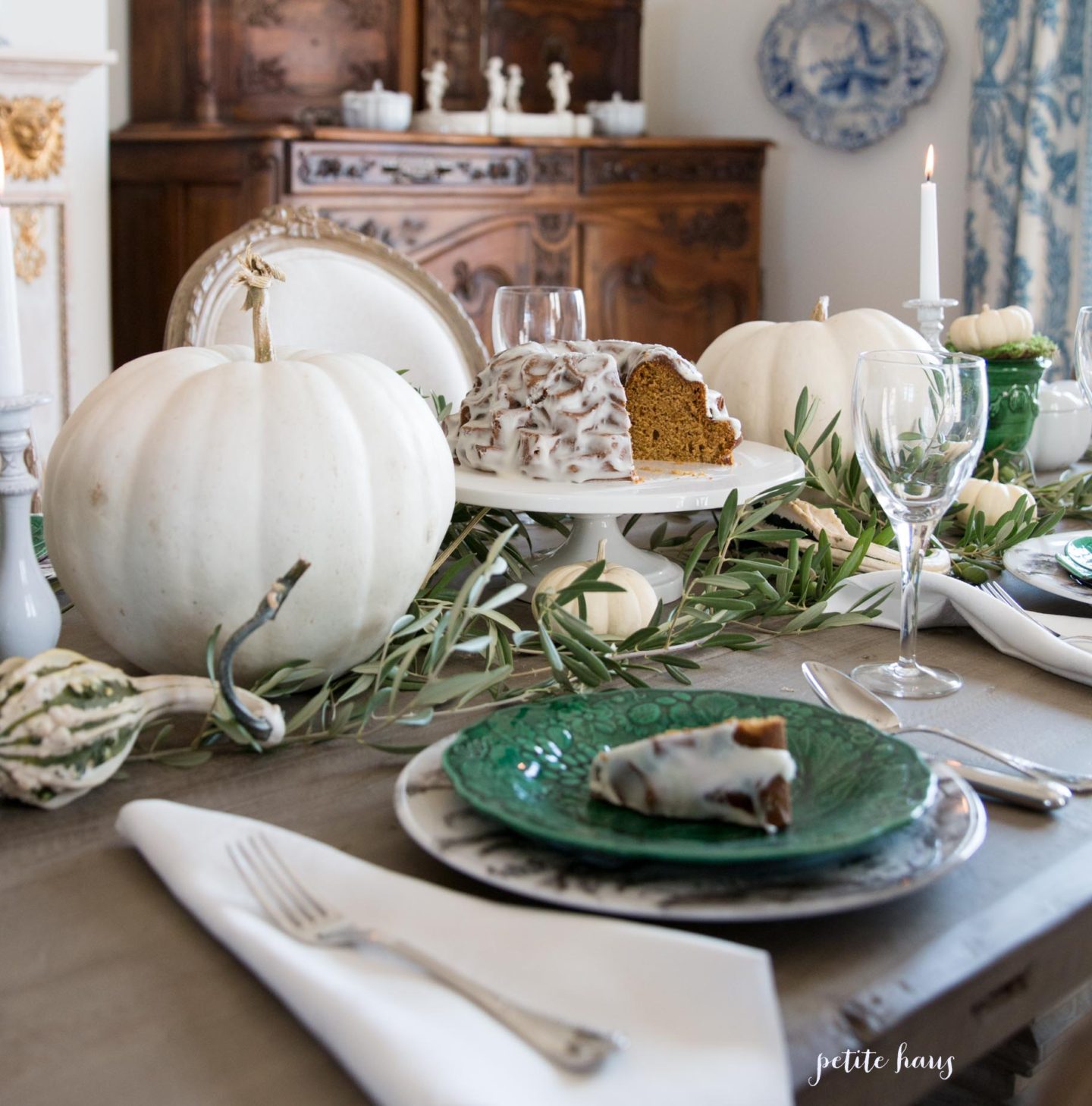 Fall table with pumpkin spice cake