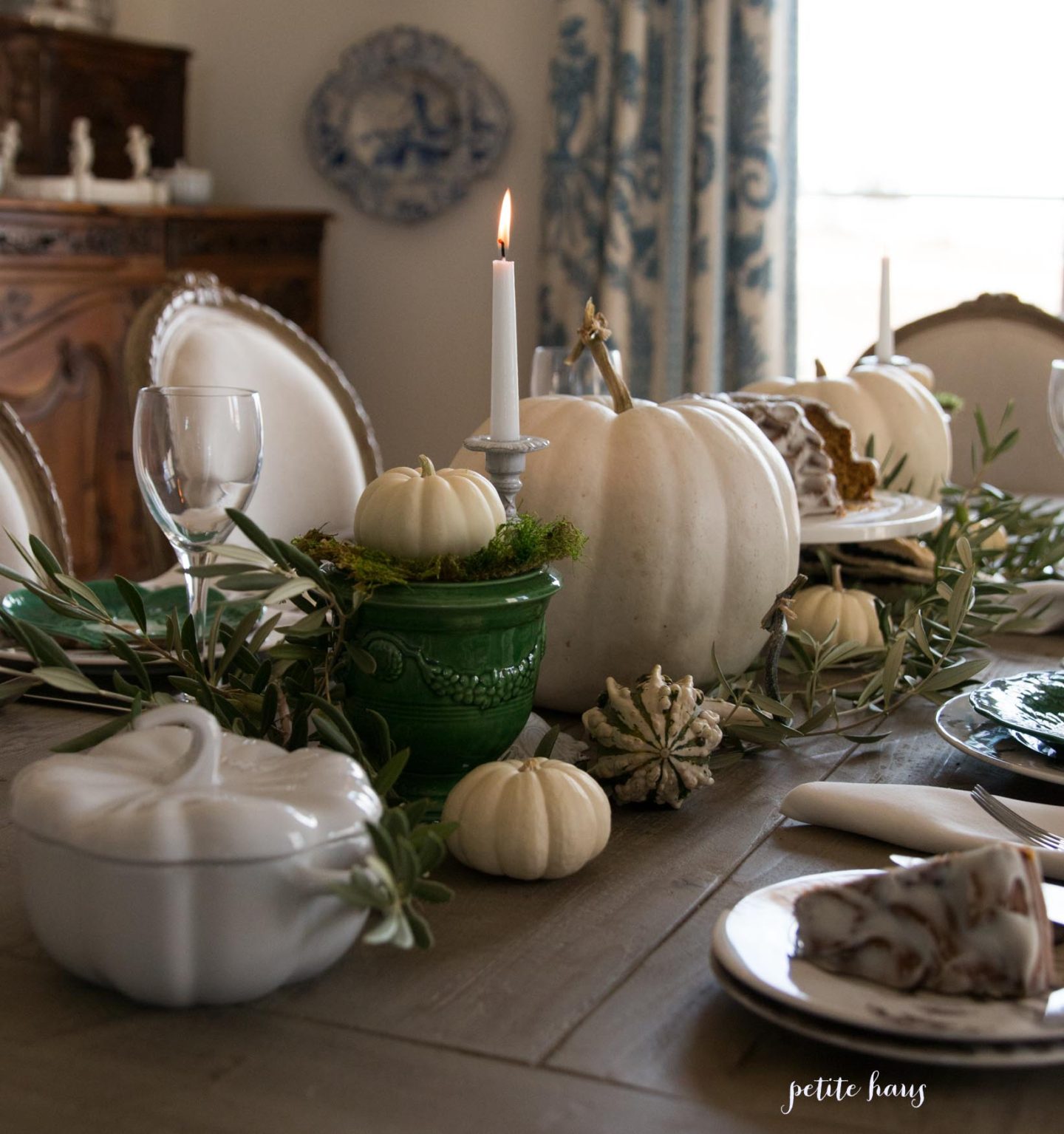 Fall table #tabledecorations #tablescapes #tabledecor #tablecenterpieces #tablesettingideas #falltablesettings #farmhousetablesettings #autumntablescapes #casualtablesettings #beautifultablesettings #uniquetablescapes #neutraltablescapes #thanksgivingtablesettings #dinnertpartytablescapes