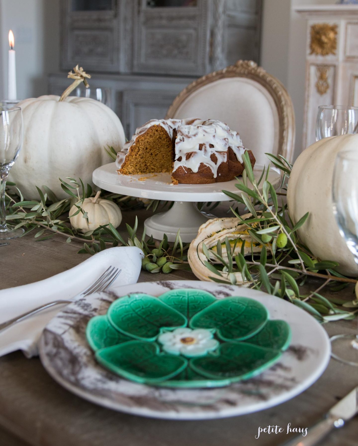 Fall table with pumpkin spice cake